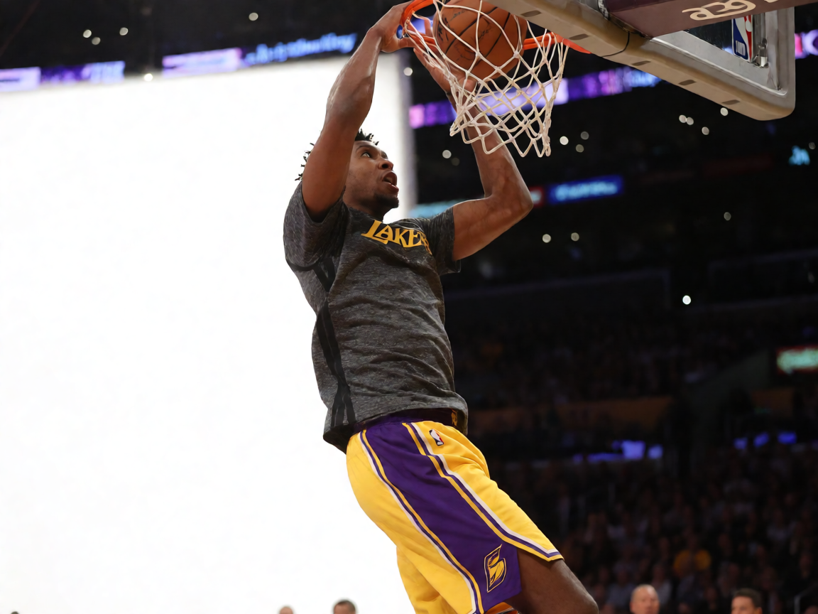 NBA比赛精彩扣篮瞬间，球员腾空而起完成暴扣
